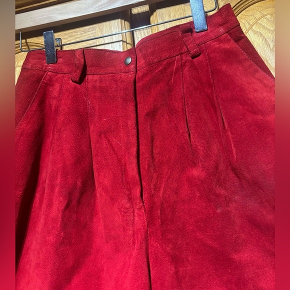 Vintage 80’s Linea Privata Red Suede Leather Pleated High Waisted Shorts 5/6 - Picture 5 of 9